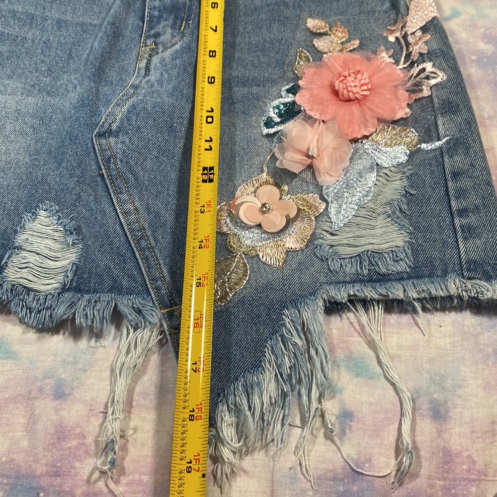 Shein • Floral Appliqué Distressed Denim Skirt - Picture 6 of 12
